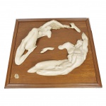 HILDEBRANDO LIMA - "Casal" - Escultura em resina de poliester sobre placa de madeira. Med: 150 x 140cm No Estado