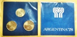 AV2001 - Folder com 3 Moedas - ARGENTINA - Campeonato Mundial de Futebol - 1977 - Cobre-Aluminio-Niquel. - Conjunto Comemorativo - COPA de 1978