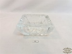 Cinzeiro quadrado em cristal lapidado. Medida: 14x14cm de comprimento.