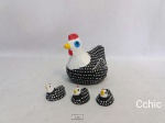 Escultura  enfeite 4 peças, em forma de galinha pintada em barro cozido com 3 pintinhos. Medida: Galinha: 12cm de altura, 12cm de comprimento., pintinhos: 3cm de altura.