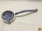 Concha para poncheira em porcelana azul e branca. Medindo 31cm de comprimento.
