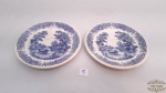 2 pratos decorativos porcelana  azul e branca   a com cenas de carruagem.Medidas: 14cm diametro., sem marca na base