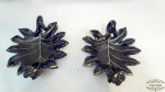 Par de Enfeites em Formato de Folha  faiança azul cobalto com Filete Dourado. 1 deles  Apresenta Restauro., colado, e pequenos bicados nas bordas, Medida: 21 comprimento x 17 largura x 7 altura