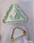 Cinzeiro  triangular  em porcelana branca com friso dourado francesa Limoges, Medida  maior 14cm x 14cm, menor 8cm x 6cm