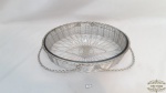 Travessa pirex oval com suporte  palha sintetica cor prata. Medida 30cm x 20 cm . Apresenta pequeno bicado ba borda