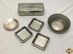 Lote diverso, composto de manteigueira, bowl vazado, manteigueiras e pirtes de café, todas as peças em metal prateado. Medindo a manteigueira 18cm x 8,5cm x 5,5cm de altura.