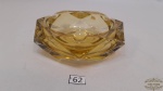 Cinzeiro em Bloco de Cristal cor Ambar. Medida: 10cm de diametro cristal