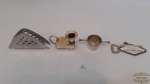 ote 4 Peças Metais Variados sendo 1 porta Guardanapo, 1 Palmatório, 1 dosador, 1 Abridor de Garrafa . Medidas: menor 4cm de altura , maior 10cm de altura