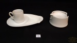 Lote 2 cinzeiros em porcelana branca, sendo 1 cinzeiro acompanha  a xicara de cafe. Medida 10cm de diametro o cinzeiro