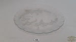 Prato para Bolo em Vidro Moldado com Flores no Fundo. Medida: 30cm de diametro prato de bolo em vidro