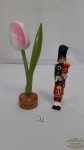 2 Enfeites em Madeira Holandeses Sendo 1 Tulipa e 1 Soldadinho de chumbo. maior 20cm de altura , menor 14cm de altura