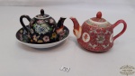 3 miniaturas de 2 Bules e  1 Prato Oriental em Porcelana. Medida: bule 13cm de comprimento , pires 14cm diametro porcelana