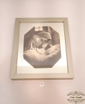 Quadro sob espelho gravura  representando criança ,com moldura em madeira .Medidas: 33 cm altura e 28cm de largura.