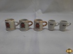 Lote composto de 5 miniaturas de canecas em porcelana. Medindo a maior 4,5cm de altura.
