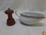 Lote composto de molheira em porcelana  Steatita barra azul com ouro e moedor de pimenta em madeira. Medindo a molheira 21cm de comprimento x 8,5cm de altura.