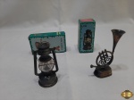 Lote de 2 apontadores para colecionador, sendo uma na forma de lampião e uma na forma de trompa. Medindo a trompa 8,5cm de altura.
