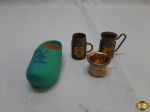 Lote de 4 miniaturas composto de tamanco holandês em cerâmica medindo 7,5cm de comprimento.