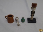 Lote com 4 miniaturas e um enfeite na forma de gueixa. Medindo a gueixa 8,5cm de altura.