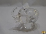 Enfeite de elefante em bloco de cristal. Medindo 9,5cm de altura.