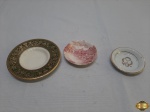 Lote de 3 pratos decorativos em porcelana. Medindo o maior 12,5cm de altura.