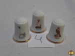 Lote de 3 dedais em porcelana com pintura de aves e friso ouro. Medindo 2,5cm de altura.