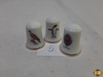 Lote de 3 dedais em porcelana com pintura de aves e friso ouro. Medindo 2,5cm de altura.