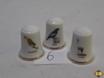 Lote de 3 dedais em porcelana com pintura de aves e friso ouro. Medindo 2,5cm de altura.