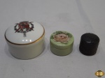 Lote de 3 caixas redondas, sendo duas em porcelana e uma em madeira trabalhada. Medindo a maior 8cm de diâmetro x 6cm de altura.