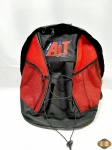 Mochila em nylon vermelho e preto. Medindo 47cm de comprimento.