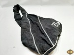 Mochila lateral em nylon preto com propaganda do carro Citroen C3. Medindo 41cm x 28cm.
