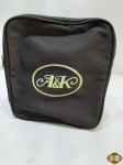 Bolsa de mão da cia aérea Abercrombie & Kent em nylon preto. Medindo aberta 56cm x 30cm.