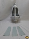 Aplique de parede facetado em ferro patinado com vidro jateado. Medindo 40cm de altura.