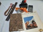 Lote composto de caderno de anotações em madeira com folha de cortiça, suporte de fita durex, régua em madeira, etc.