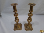 Par de castiçal em bronze trabalhado. Medindo 31cm de altura.