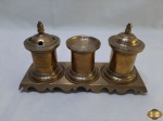Saleiro, pimenteiro, paliteiro e bandeja em bronze. Medindo 10,5cm de altura.