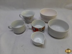 Lote diverso, composto de 3 xícaras de chá, 2 bowls e 1 molheira.