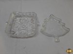 Lote de 2 petisqueiras em vidro moldado, medindo a quadrada 17cm x 17cm.