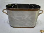Balde de gelo em aço escovado com acabamento em metal dourado, com suporte para 2 garrafas. Medindo 35cm x 11,5cm x 19cm de altura.