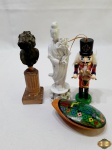 Lote composto de boneco quebra nozes em madeira, gueixa em porcelana, busto em gesso e Ocarina em cerâmica artesanal. Medindo a gueixa 16,5cm de altura.