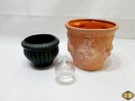 Lote composto de 2 cachepot em cerâmica e 1 bobeche em vidro trabalhado. Medindo o cachepot maior 15,5cm de altura.