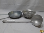 Lote composto de concha de feijão, forma de bolo e frigideira em alumínio. Medindo a concha 45cm de comprimento.