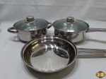 Lote composto de 2 panelas e 1 frigideira em aço inox. Medindo 22cm; 19,5cm; 19cm de diâmetro.