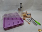 Lote diverso, composto de talheres, organizador de talher, prendedores de lençol, etc.