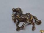 Enfeite de cavalo tipo de carrossel em bronze. Medindo 10cm de comprimento x 10cm de altura.
