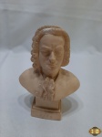 Busto do compositor Bach em resina. Medindo 14,5cm de altura. Com um pequeno bicado no cabelo.
