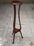 Cantoneira 2 andares em madeira torneada. Medindo 27cm de diâmetro x 110cm de altura.