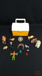 Lote de maleta com diversos brinquedos em plástico rígido. A maleta medindo 20x12cm de comprimento e 13cm de altura.