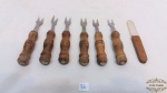 6 garfos com cabo em madeira para foundue.Medidas: maior mede 14 cm  de comprimento e menor mede 11 cm de comprimento. 7 peças