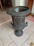 Vaso tipo medice em prata 90 com alças em estanho e recipiente em latão, ricamente trabalhado com relevos, medindo 51cm de altura, informo que uma das alças está com algumas perdas, banho da prata 90 com desgaste.