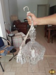 Lindo lustre todo trabalhado em cristal com acabamento de teto em metal dourado. Medindo 29cm de diâmetro x 68cm de altura com corrente.